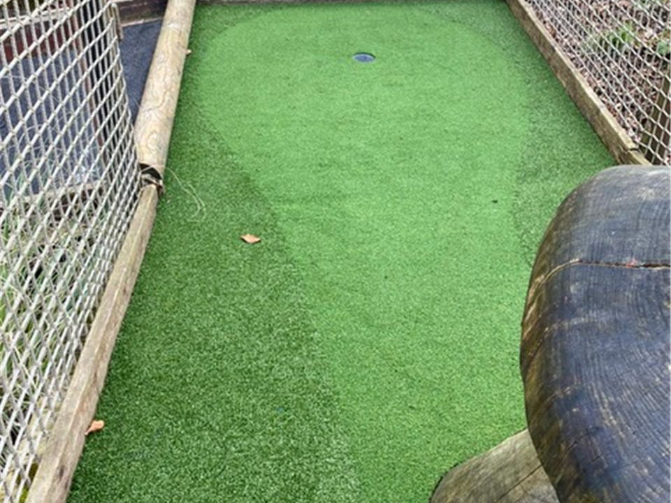 centre parcs mini golfing course