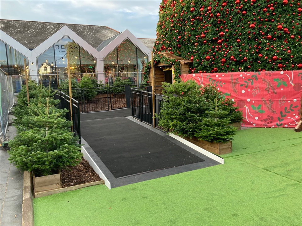 cheshire oaks christmas tree display with VerdePlay Black