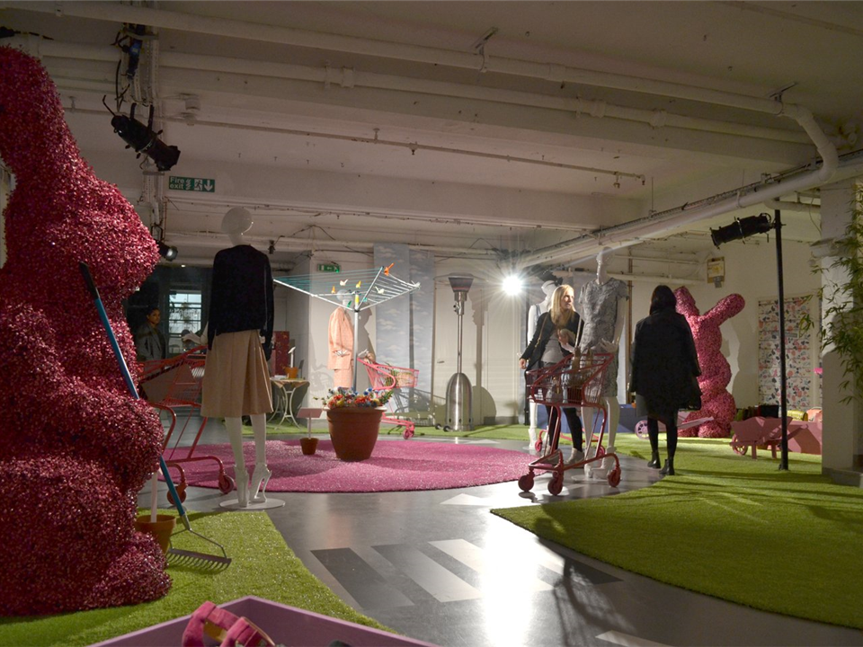 green artificial grass for oasis fashion shop display