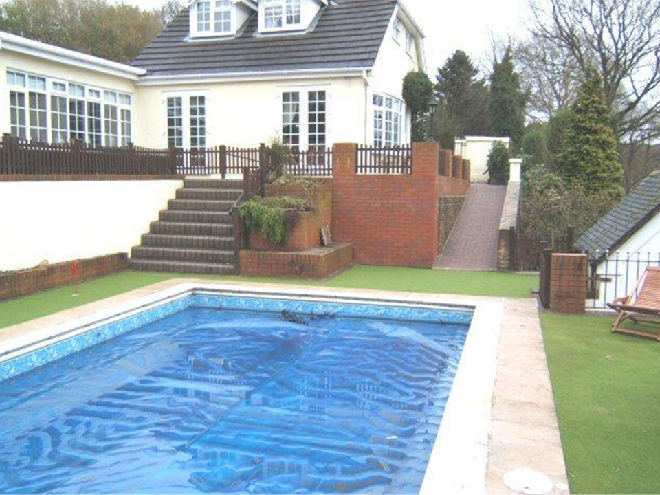 Putting Green & Pool By BJG Property Services