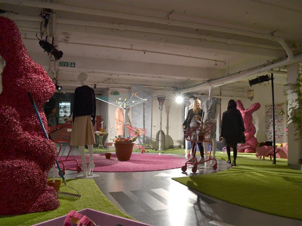 oasis fashion groovy grass installation