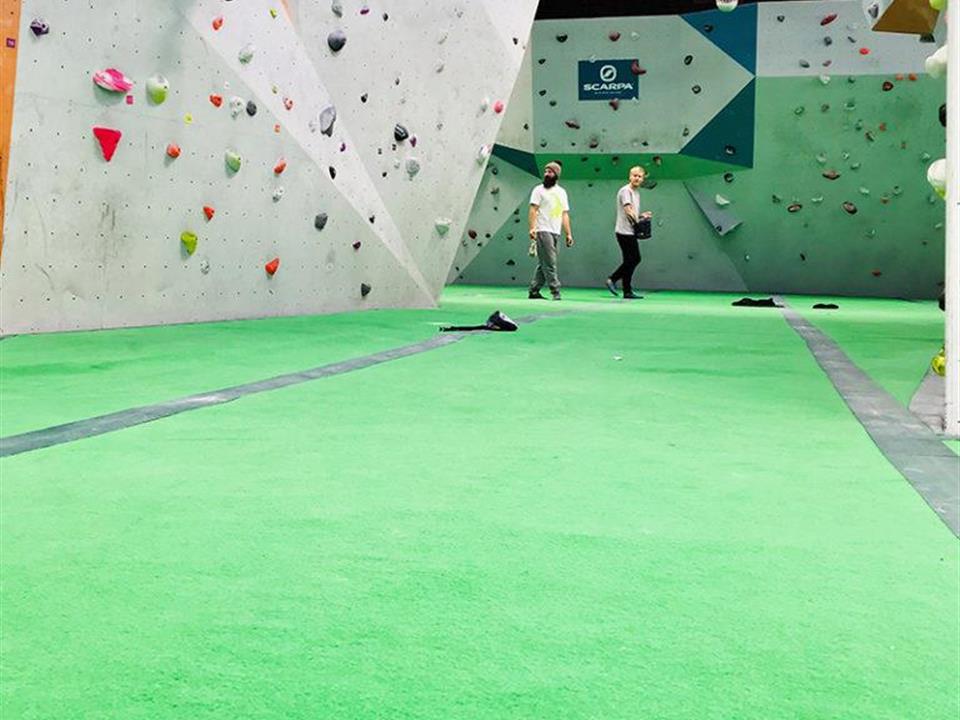 verde sports green artificial flooring for climbing