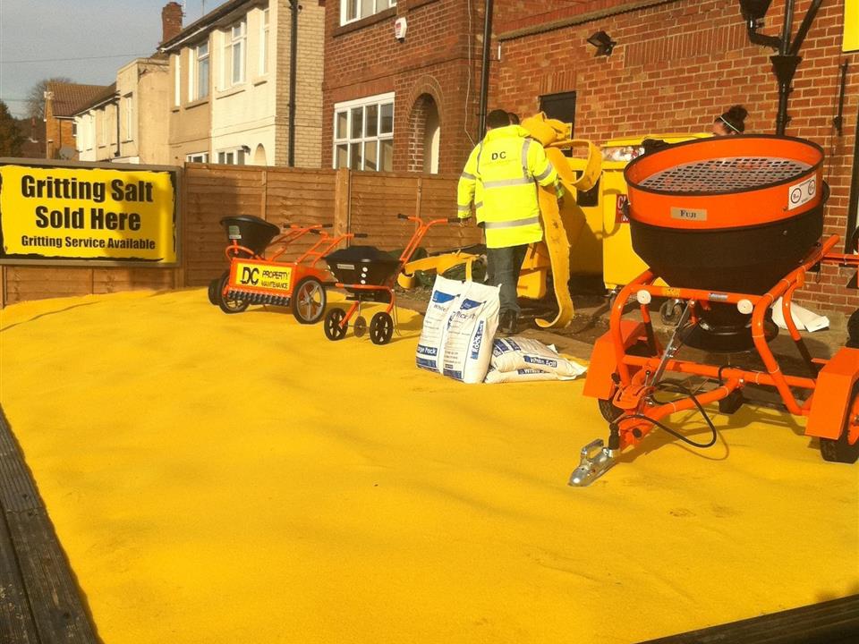 installing verdes verdeturf in yellow
