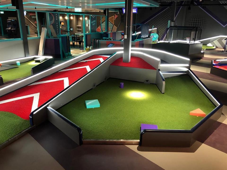 green artificial grass for crazy golf courses